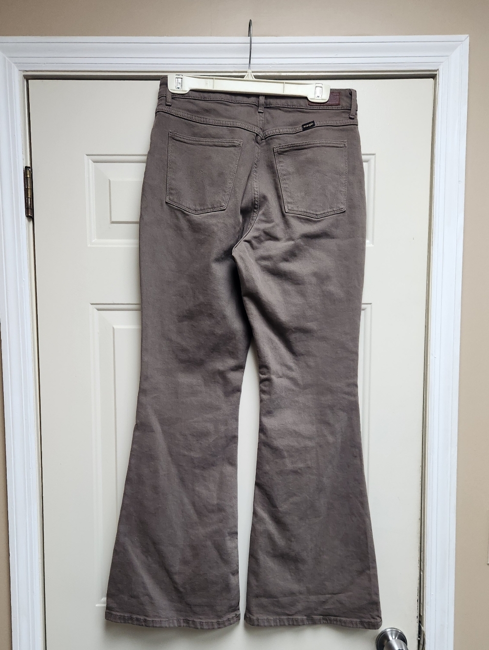Wrangler Brown/Taupe Hogh-waisted Fierce Flared Jeans. Size 30 X 32 - Picture 2 of 4